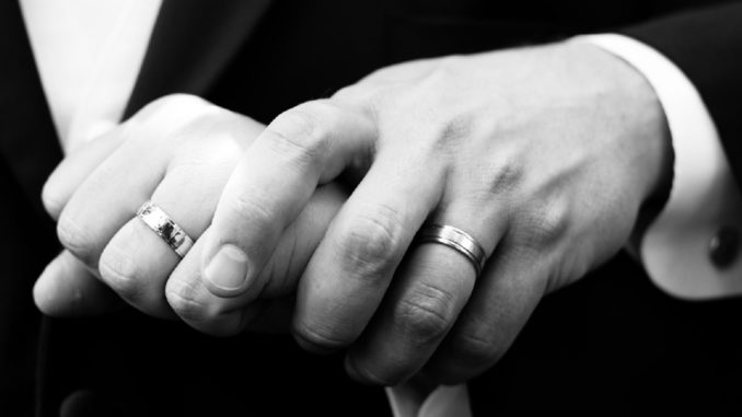 gay-wedding-rings-marriage-hands